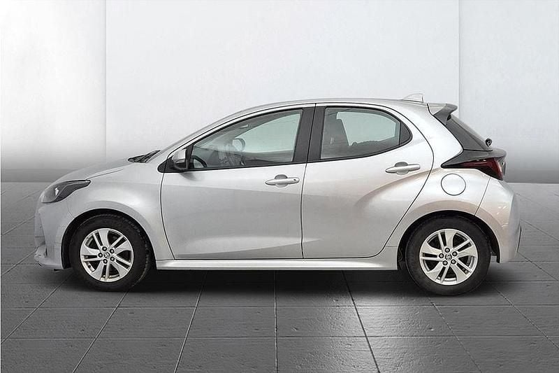 Silver Begagnad 2022 Toyota Yaris Hybrid Halvkombi | 199 800 kr (Marknadspris) - Bild 1/3