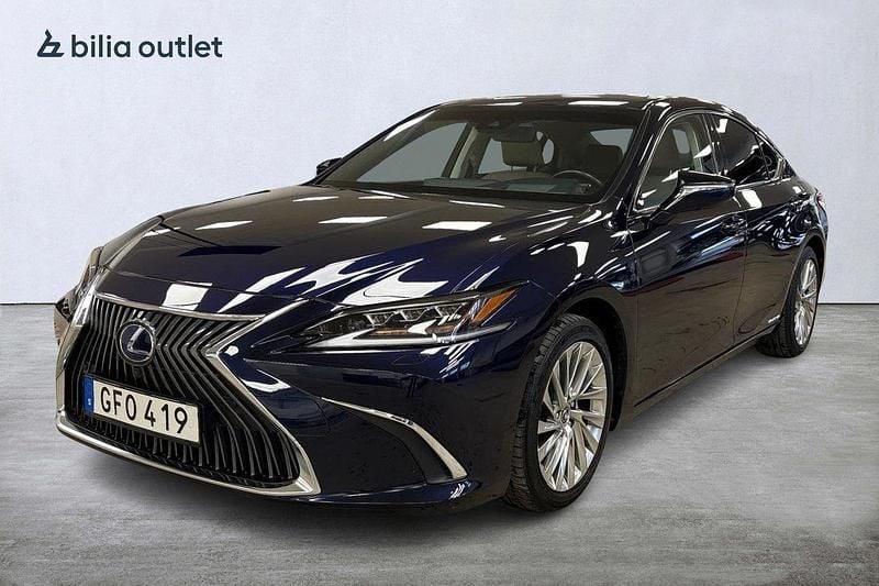 Blå Begagnad 2019 Lexus ES300H Luxury Line Sedan | 369 000 kr (Marknadspris) - Bild 1/4