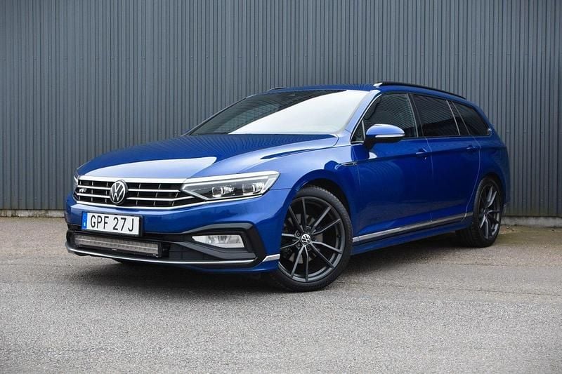 Blå Begagnad 2020 VW Passat R-line Kombi | 239 900 kr (Marknadspris) - Bild 1/4