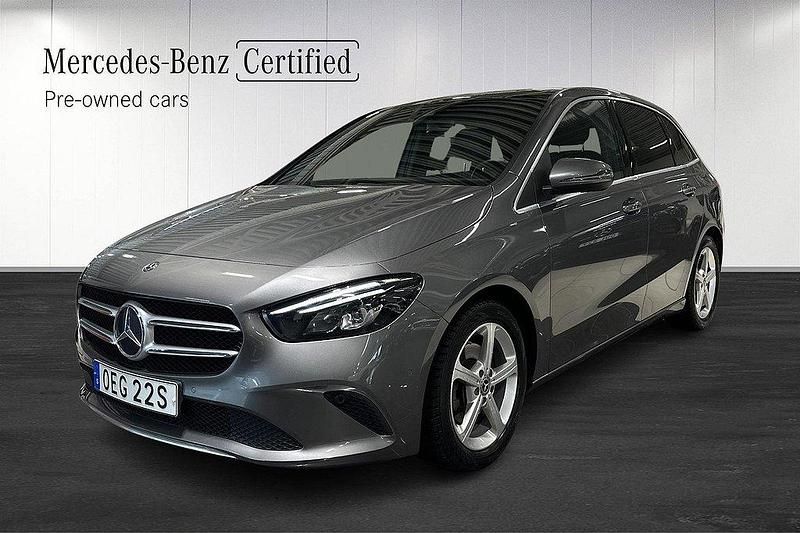 Mörkgrå (grå) Begagnad 2020 Mercedes B200 Minibuss | 239 000 kr (Marknadspris) - Bild 1/4