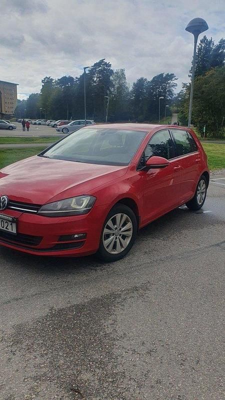 Röd Begagnad 2014 VW Golf VII Halvkombi | 85 000 kr (Dyr) - Bild 1/4