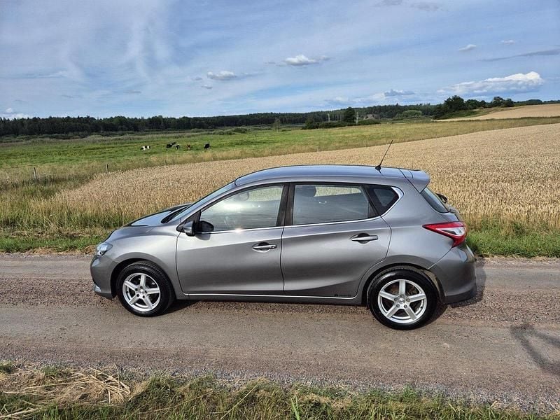 Grå Begagnad 2018 Nissan Pulsar Halvkombi | 99 900 kr (Marknadspris) - Bild 1/4