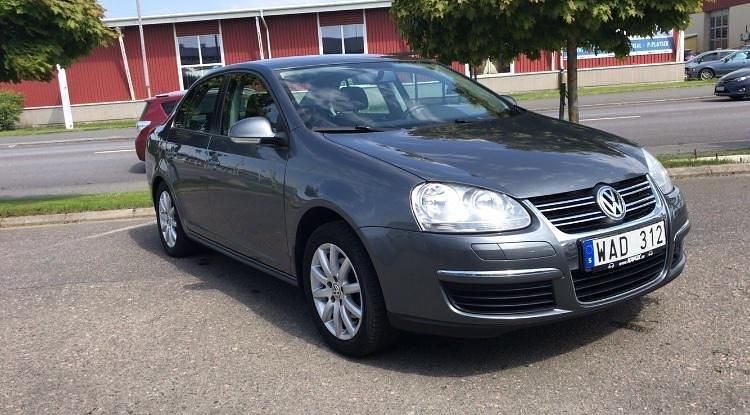 Grå Begagnad 2009 VW Jetta Trendline Sedan | 35 000 kr (Lite dyr) - Bild 1/4
