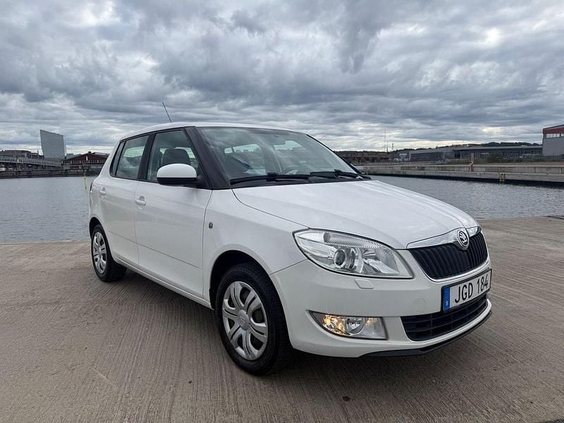 Vit Begagnad 2014 Skoda Fabia Ambition Halvkombi | 49 900 kr (Superpris) - Bild 1/4