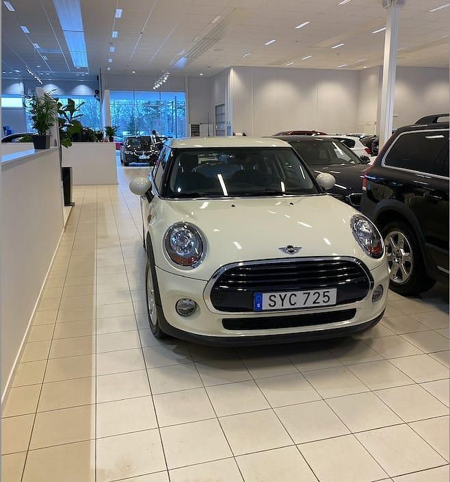 Vit Begagnad 2017 Mini Cooper Halvkombi | 140 000 kr (Marknadspris) - Bild 1/2