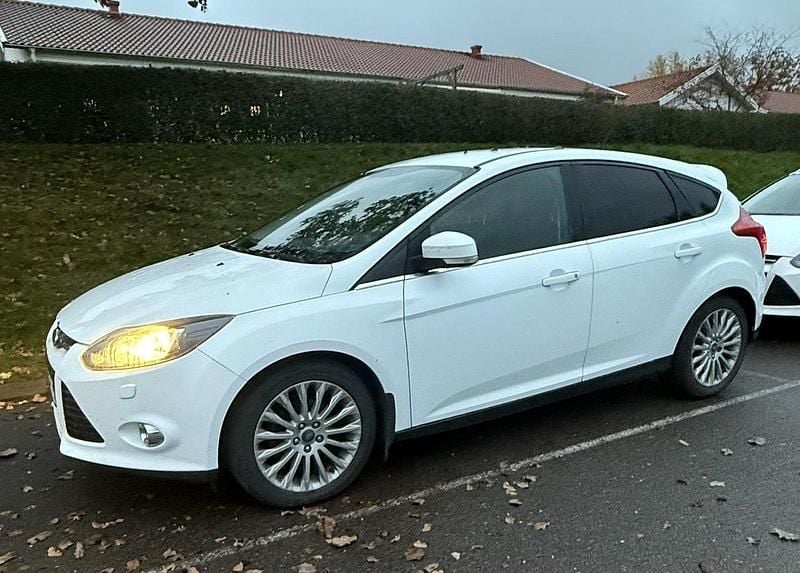 Vit Begagnad 2012 Ford Focus Titanium Halvkombi | 40 000 kr (Marknadspris) - Bild 1/2