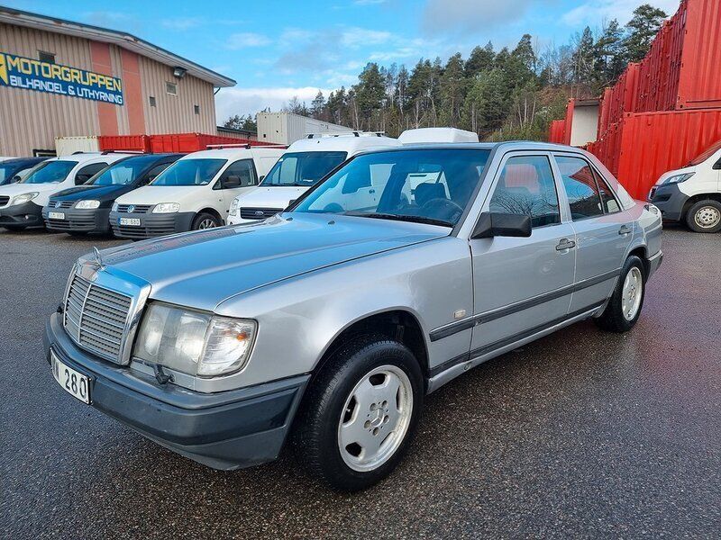 Ljusgrå Begagnad 1989 Mercedes E300 Sedan | 85 000 kr - Bild 1/4