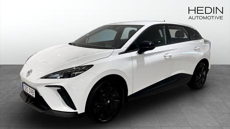 Vit (white) Begagnad 2023 MG MG4 EV Halvkombi | 254 900 kr (Marknadspris) - Bild 1/4