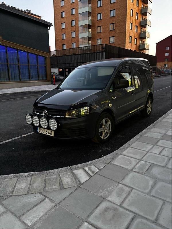 Grå Begagnad 2016 VW Caddy Minibuss | 160 000 kr (Marknadspris) - Bild 1/3