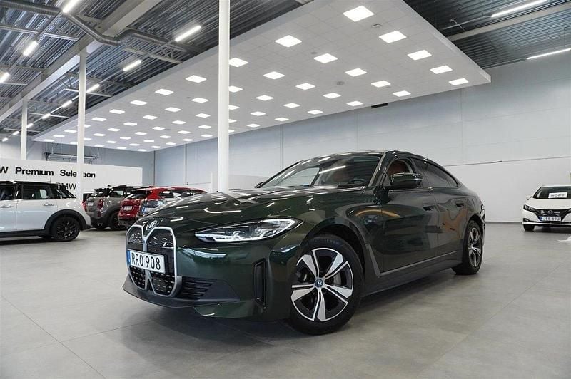 Grön Begagnad 2023 BMW i4 Shadowline Sedan | 459 900 kr (Bra pris) - Bild 1/4