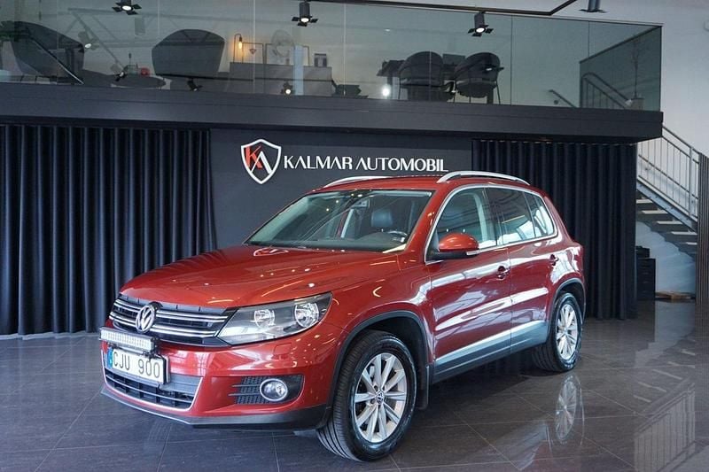 Röd Begagnad 2012 VW Tiguan Sportline SUV | 119 900 kr (Marknadspris) - Bild 1/4