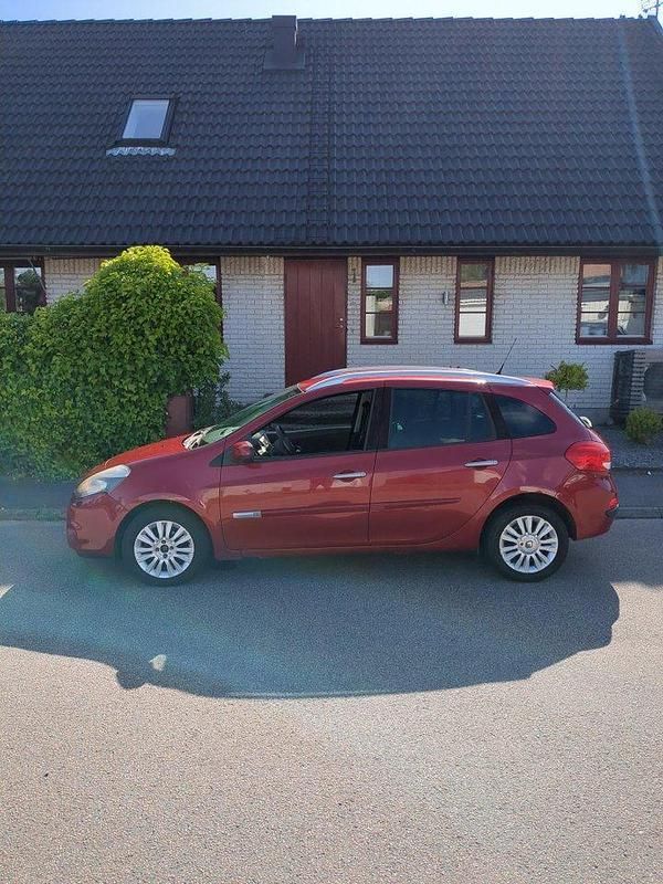 Röd Begagnad 2010 Renault Clio GrandTour Kombi | 49 000 kr (Marknadspris) - Bild 1/4