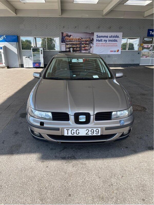 Grå Begagnad 2002 Seat Leon Halvkombi | 14 000 kr (Marknadspris) - Bild 1/4