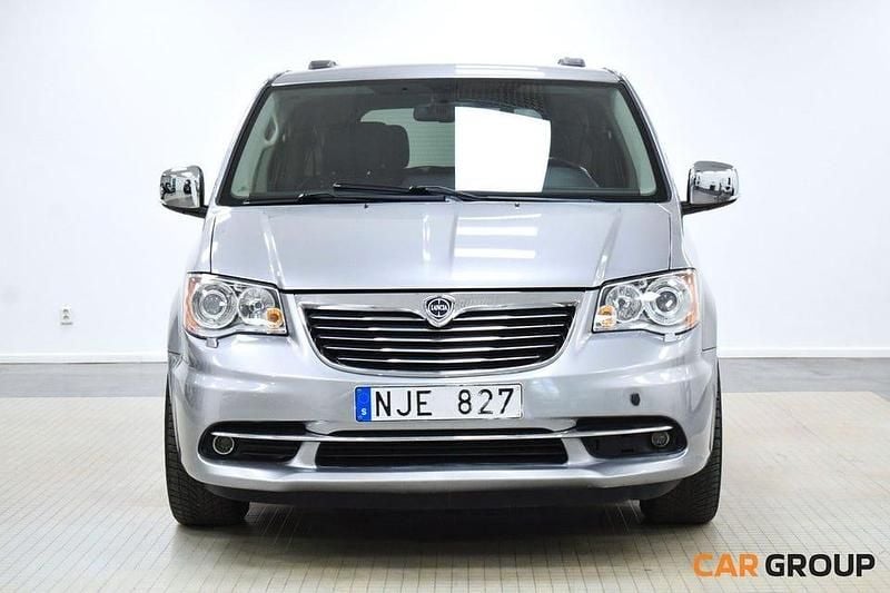 Grå Begagnad 2013 Lancia Voyager Minibuss | 189 900 kr (Dyr) - Bild 1/4