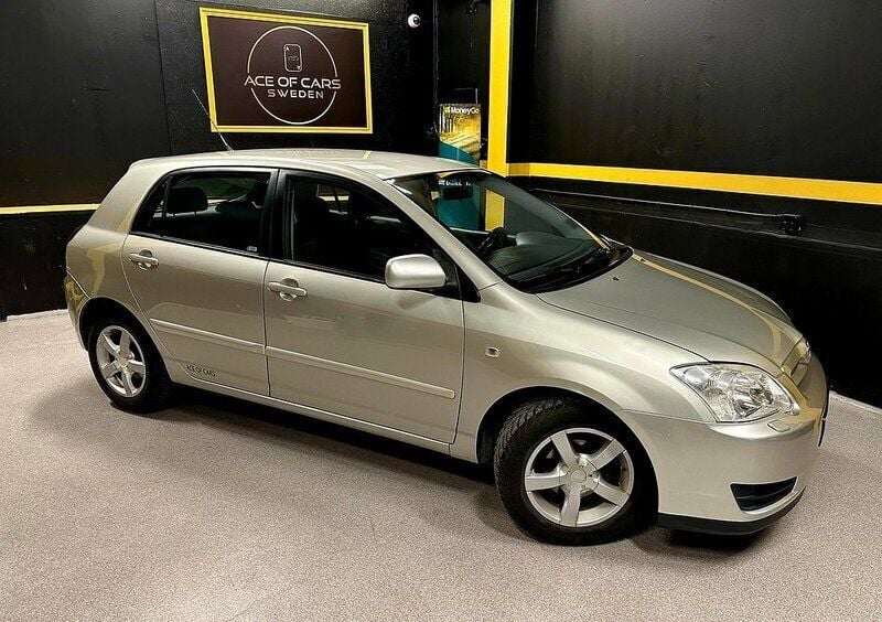 Begagnad Toyota Corolla 110 HK (80 kW) 2005 Silver Halvkombi
