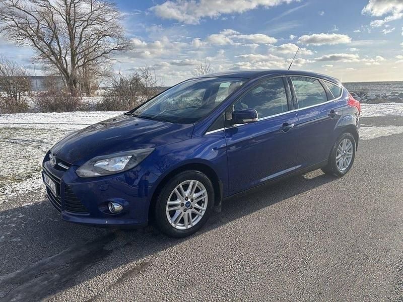 Blå Begagnad 2014 Ford Focus Titanium Halvkombi | 54 900 kr (Superpris) - Bild 1/4