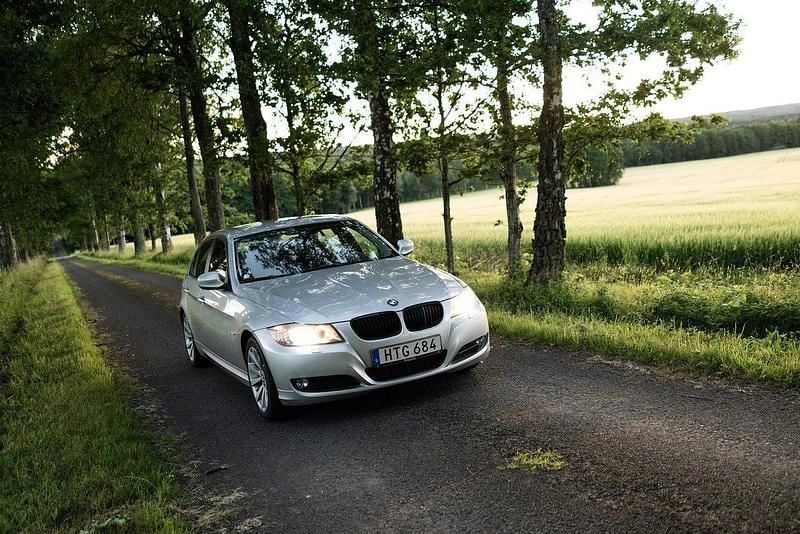 Grå Begagnad 2009 BMW 320 Comfort Edition Sedan | 82 000 kr (Marknadspris) - Bild 1/4