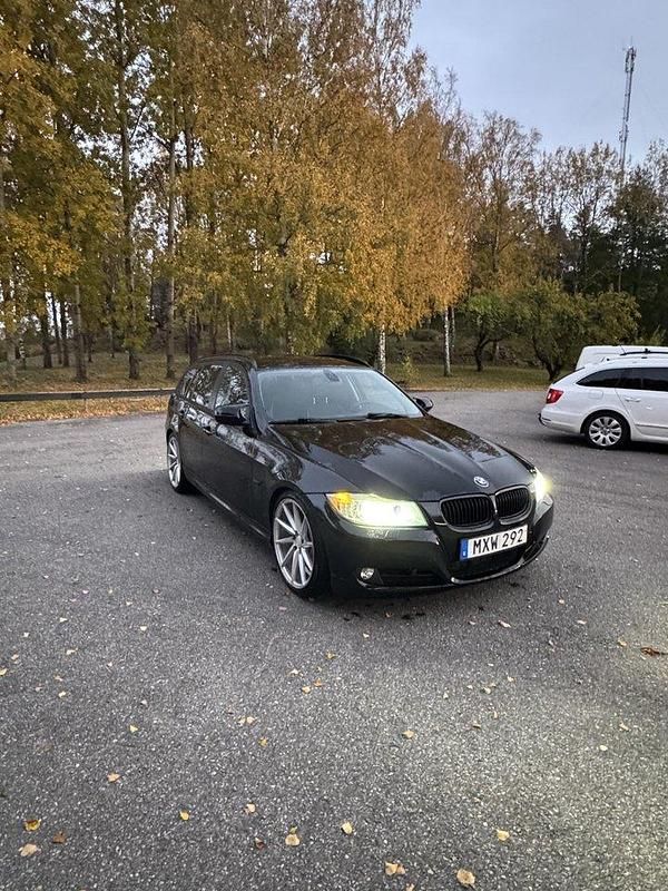 Svart Begagnad 2011 BMW 320 Comfort Edition Kombi | 75 000 kr (Marknadspris) - Bild 1/4