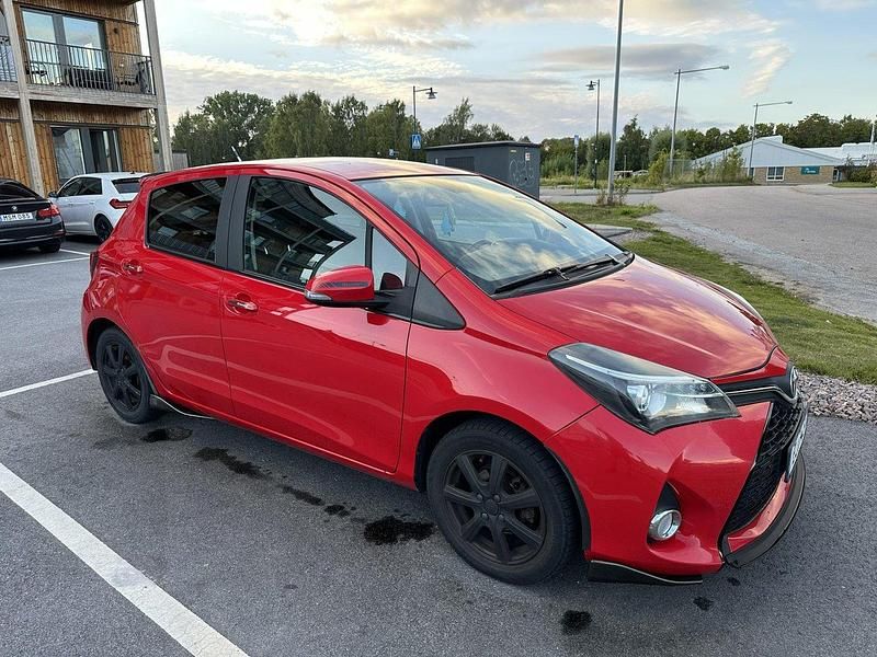 Röd Begagnad 2014 Toyota Yaris Active Halvkombi | 89 000 kr (Marknadspris) - Bild 1/4