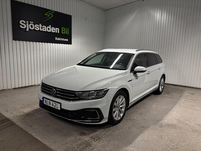 Vit Begagnad 2022 VW Passat GTE Kombi | 269 900 kr (Marknadspris) - Bild 1/4