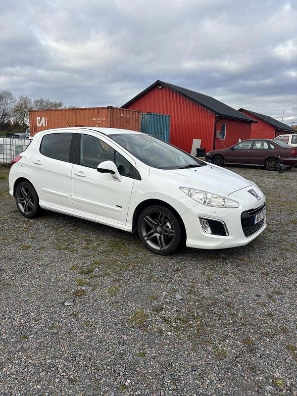 Vit Begagnad 2012 Peugeot 308 Halvkombi | 50 000 kr (Marknadspris) - Bild 1/4