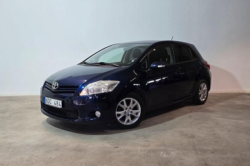 Mörkblå (blå) Begagnad 2012 Toyota Auris Halvkombi | 97 800 kr (Marknadspris) - Bild 1/3