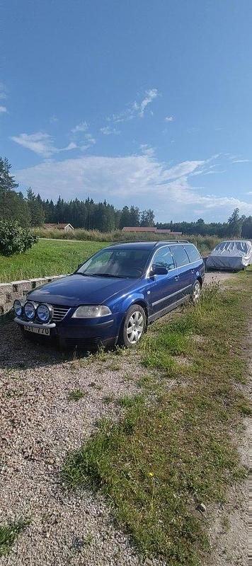 Blå Begagnad 2001 VW Passat Kombi | 6 000 kr (Marknadspris) - Bild 1/4