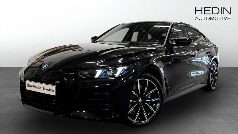 Svart (black) Begagnad 2025 BMW i4 Comfort Edition Sedan | 668 700 kr (Marknadspris) - Bild 1/4