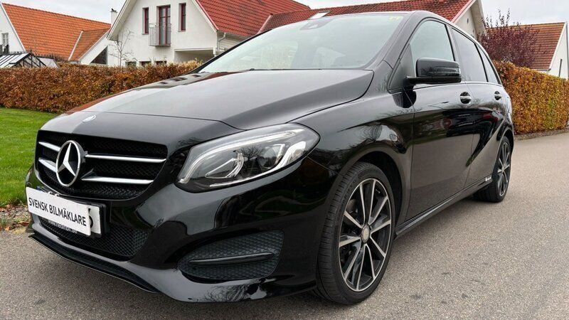 Svart Begagnad 2016 Mercedes B180 Urban Minibuss | 179 900 kr (Lite dyr) - Bild 1/4