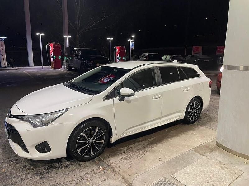 Begagnad 2018 Toyota Avensis Multidrive S Kombi | 199 999 kr (Marknadspris) - Bild 1/4