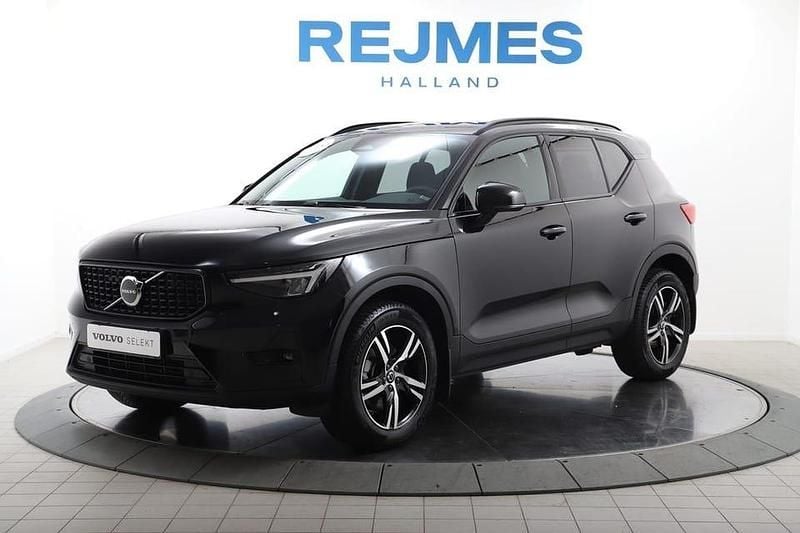 Svart Begagnad 2023 Volvo XC40 Plus SUV | 379 500 kr (Marknadspris) - Bild 1/4