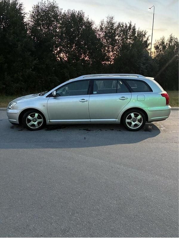 Silver Begagnad 2005 Toyota Avensis Kombi | 28 000 kr (Bra pris) - Bild 1/4