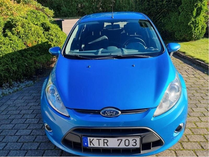 Blå Begagnad 2010 Ford Fiesta Titanium Halvkombi | 28 000 kr (Superpris) - Bild 1/4