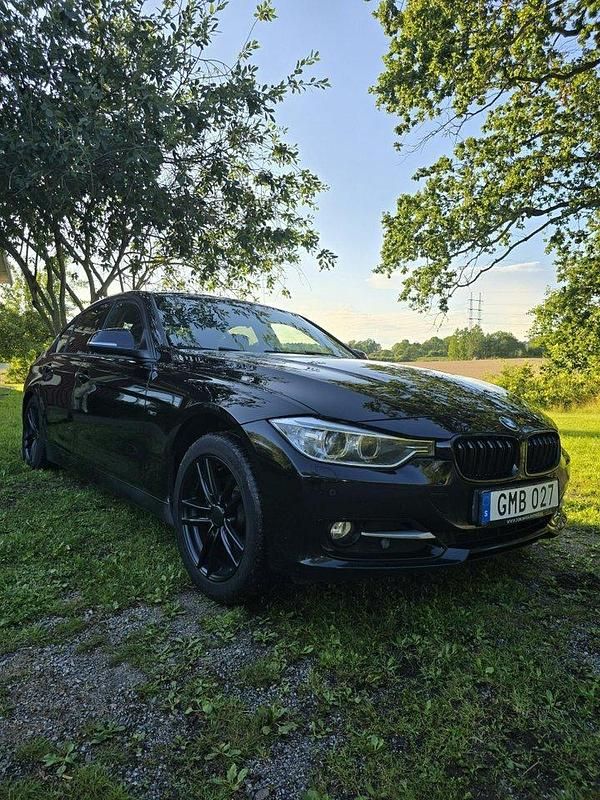 Svart Begagnad 2015 BMW 320 Sport Line Sedan | 119 000 kr (Bra pris) - Bild 1/4