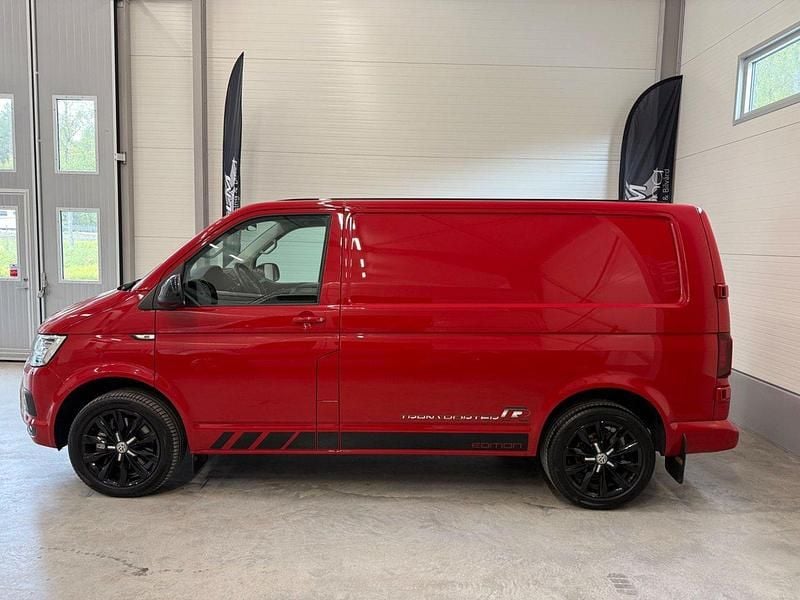 Flerfärgad (röd) Begagnad 2018 VW T6 Edition Van | 399 900 kr (Dyr) - Bild 1/4