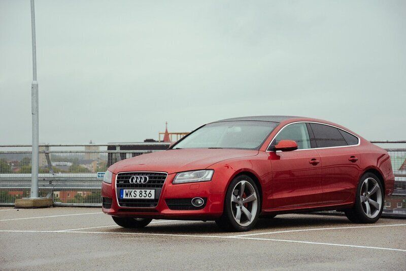 Röd Begagnad 2010 Audi A5 Sportback Comfort Halvkombi | 105 000 kr (Marknadspris) - Bild 1/4