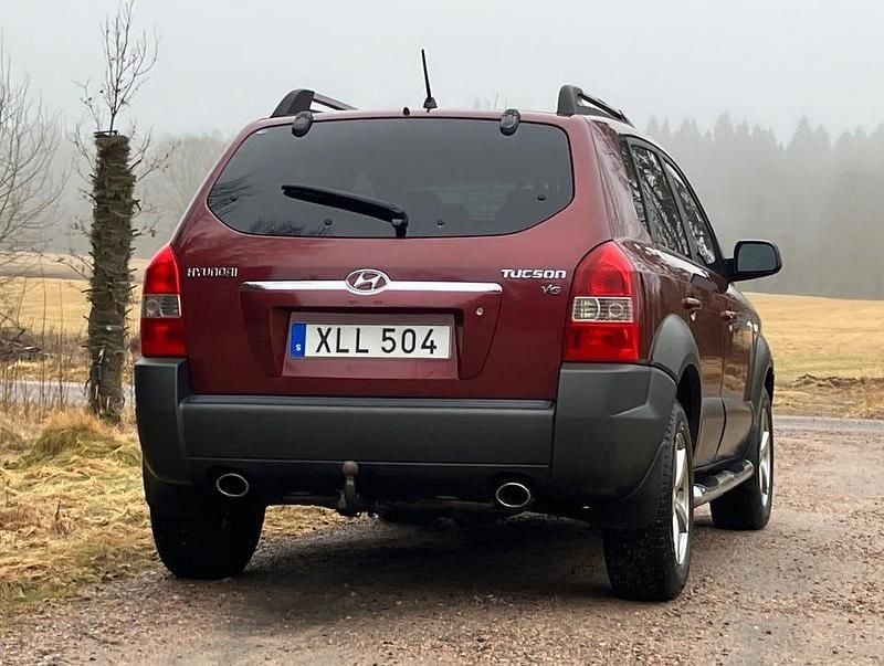Begagnad Hyundai Tucson 175 HK (128 kW) 2006 Vinröd. SUV