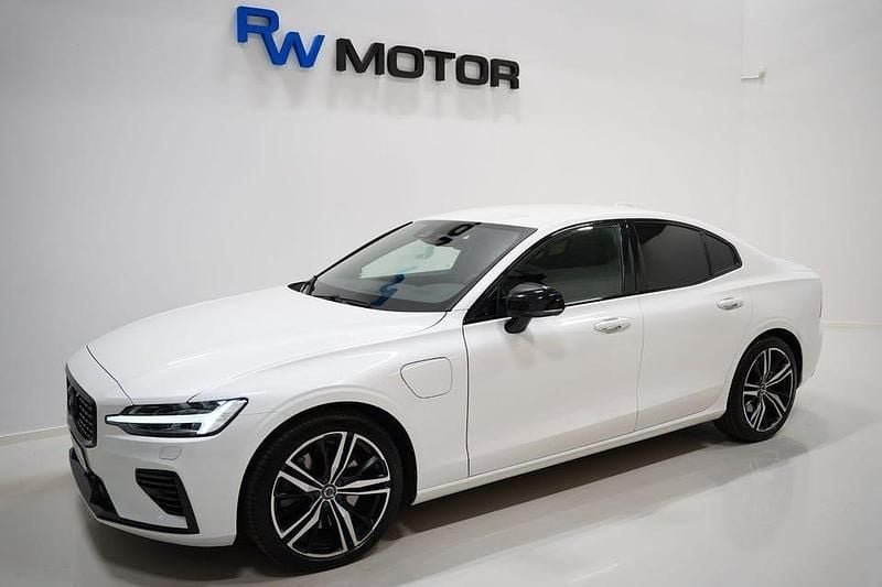 Vit Begagnad 2021 Volvo S60 R-Design Sedan | 344 800 kr (Marknadspris) - Bild 1/4