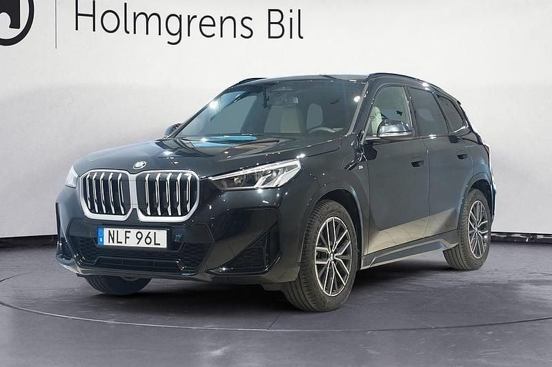 Svart Begagnad 2025 BMW X1 M Sport SUV | 439 800 kr (Marknadspris) - Bild 1/4