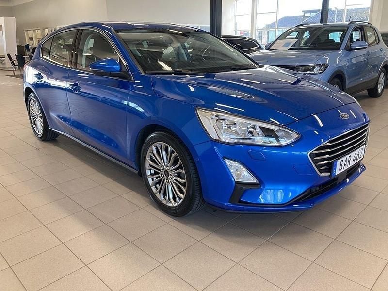 Blå Begagnad 2019 Ford Focus Titanium Halvkombi | 124 900 kr (Superpris) - Bild 1/4