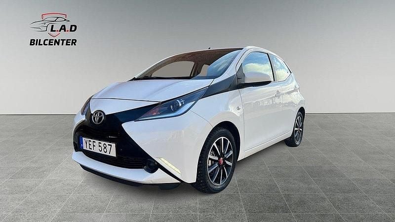 Vit Begagnad 2016 Toyota Aygo X-play Halvkombi | 99 000 kr (Marknadspris) - Bild 1/4