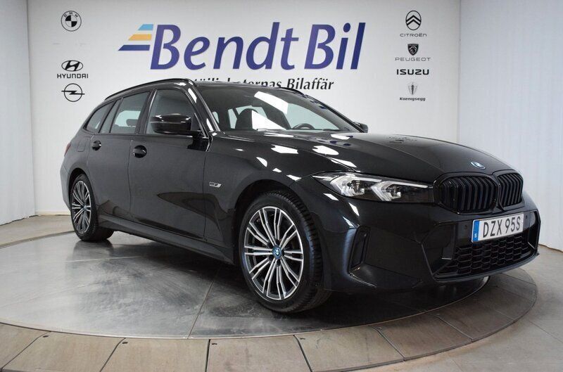Svart Begagnad 2022 BMW 330 M Sport Kombi | 409 800 kr - Bild 1/3