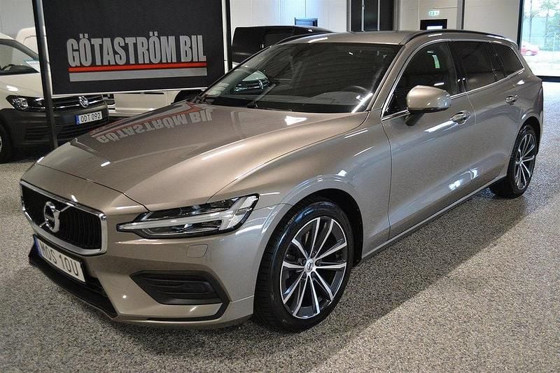 Grå Begagnad 2021 Volvo V60 Momentum Kombi | 253 000 kr (Marknadspris) - Bild 1/4