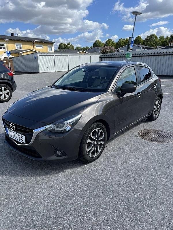 Brun Begagnad 2016 Mazda 2 Optimum Halvkombi | 97 800 kr (Superpris) - Bild 1/4