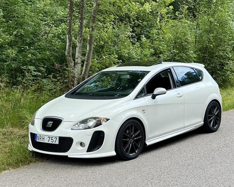 Vit Begagnad 2009 Seat Leon Halvkombi | 35 000 kr (Bra pris) - Bild 1/4