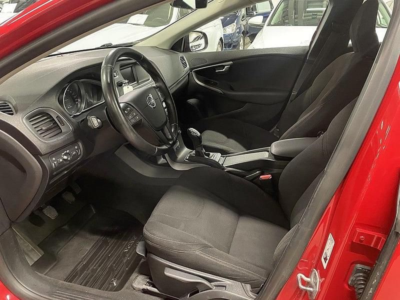 Begagnad Volvo V40 Kinetic 116 HK (85 kW) 2015 Röd Halvkombi