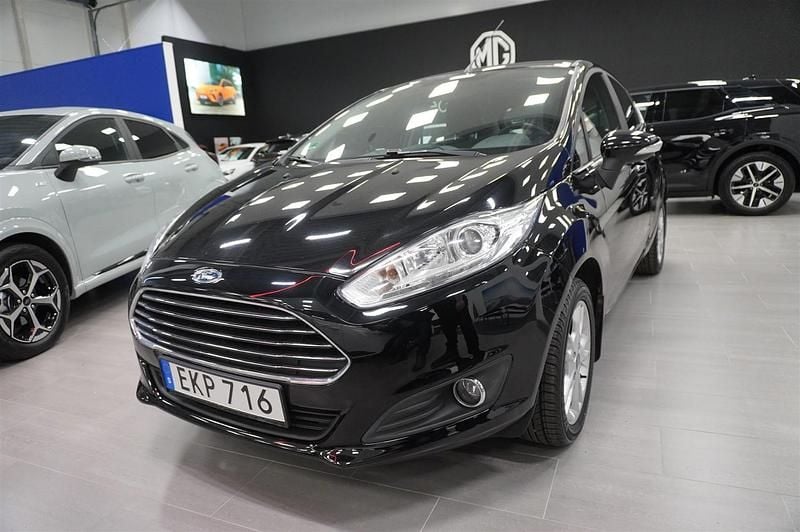 Begagnad Ford Fiesta 80 HK (58 kW) 2016 Svart Halvkombi