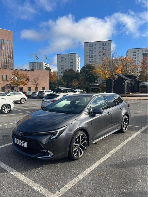 Grå Begagnad 2023 Toyota Corolla Executive Kombi | 340 000 kr (Dyr) - Bild 1/4