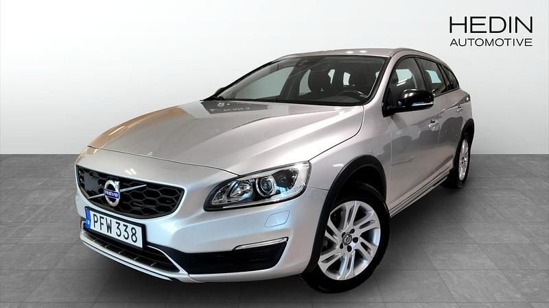 Silver Begagnad 2017 Volvo V60 CC Business Edition Kombi | 179 900 kr (Superpris) - Bild 1/4
