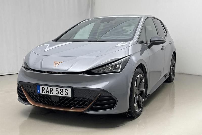 Ljusgrå Begagnad 2023 Cupra Born Halvkombi | 239 000 kr (Superpris) - Bild 1/4